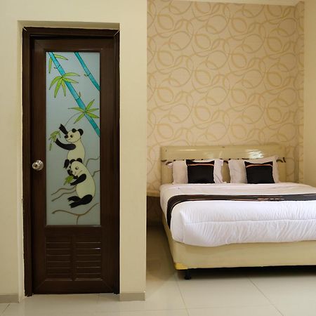 Oyo 1616 Hotel Central City 2 Танджунгпандан Екстериор снимка