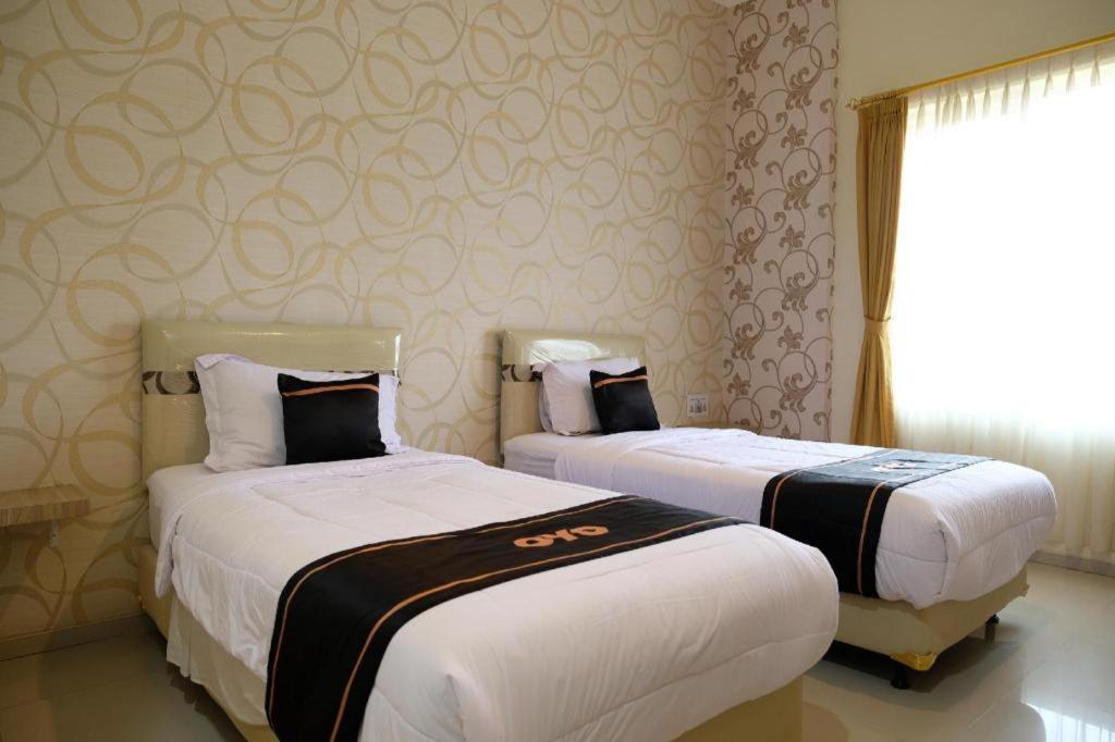 Oyo 1616 Hotel Central City 2 Танджунгпандан Екстериор снимка
