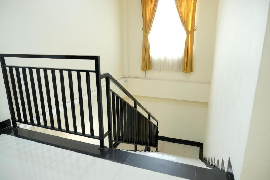 Oyo 1616 Hotel Central City 2 Танджунгпандан Екстериор снимка