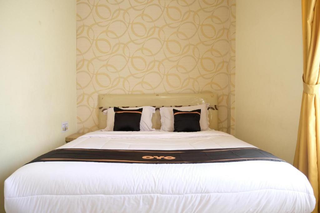 Oyo 1616 Hotel Central City 2 Танджунгпандан Екстериор снимка