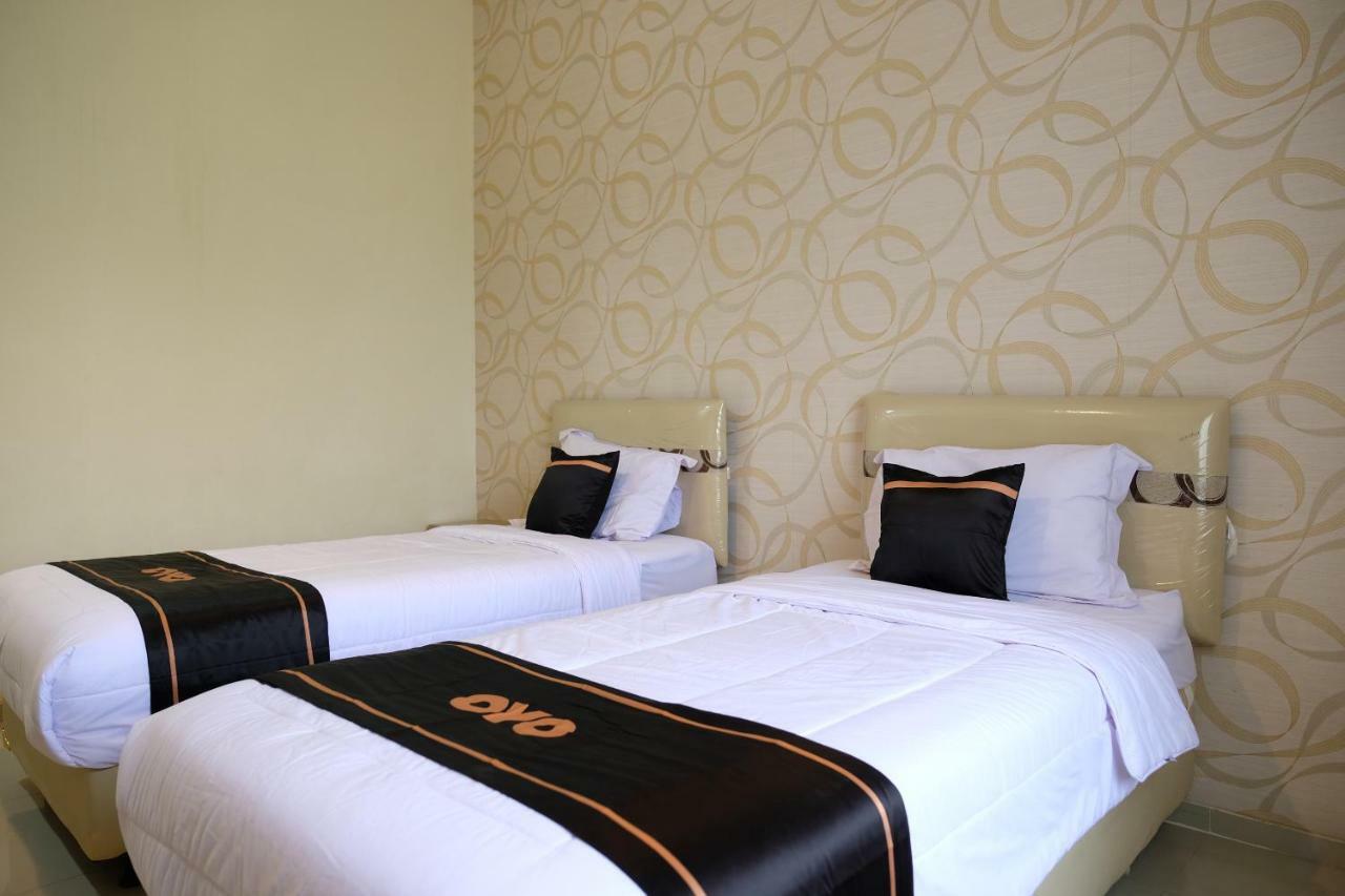 Oyo 1616 Hotel Central City 2 Танджунгпандан Екстериор снимка