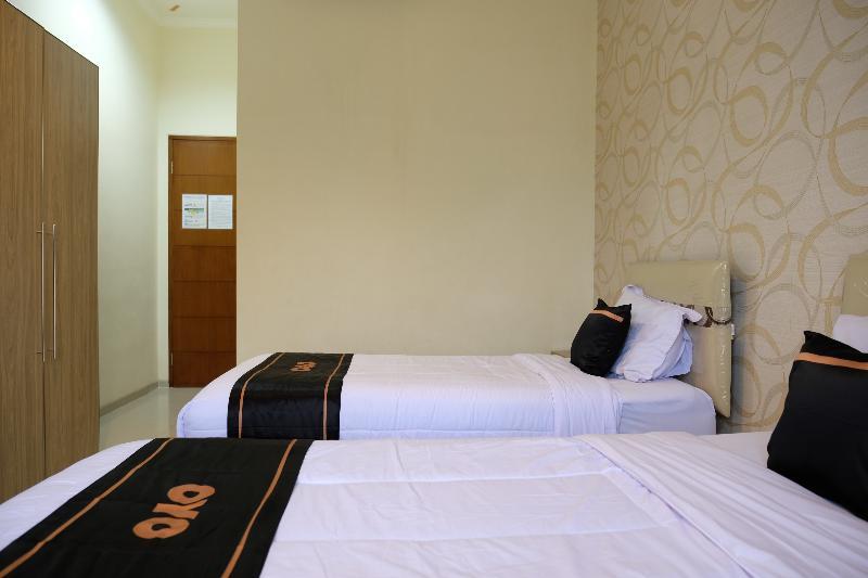 Oyo 1616 Hotel Central City 2 Танджунгпандан Екстериор снимка