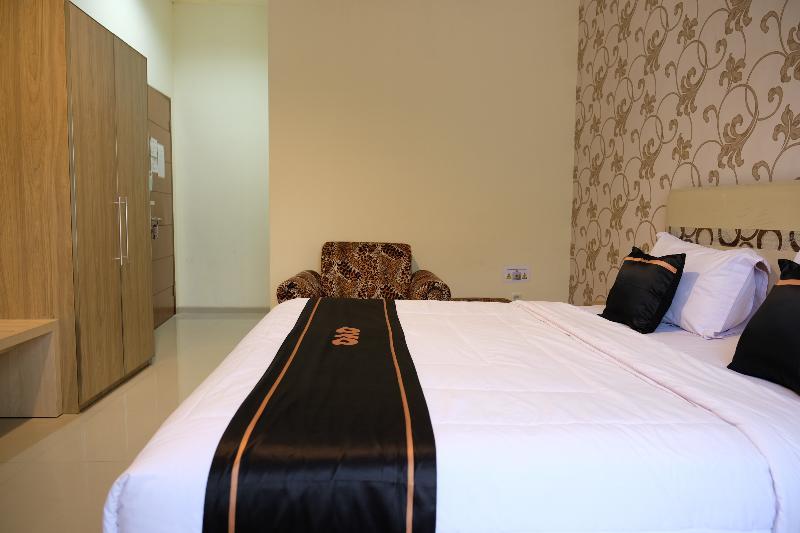 Oyo 1616 Hotel Central City 2 Танджунгпандан Екстериор снимка