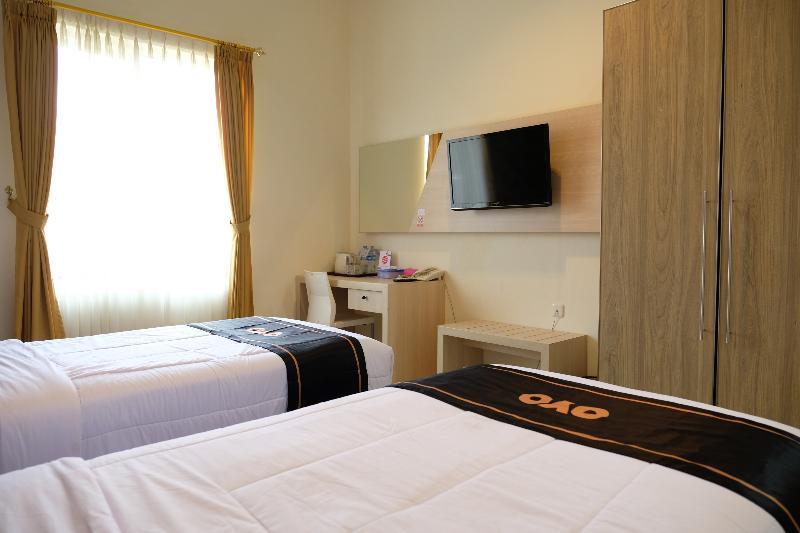Oyo 1616 Hotel Central City 2 Танджунгпандан Екстериор снимка